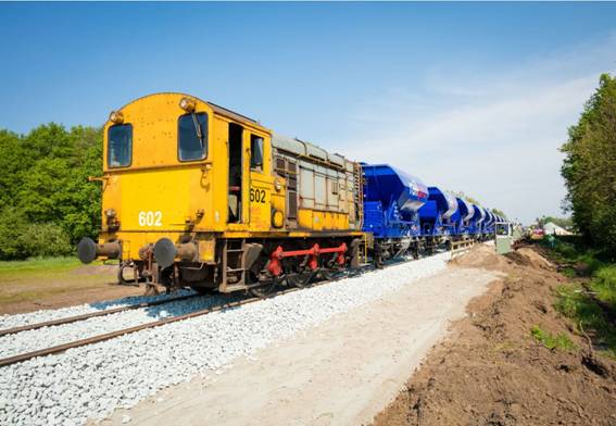 11-05-2016 602 ballastwagens met sproeiinstallatie.JPG